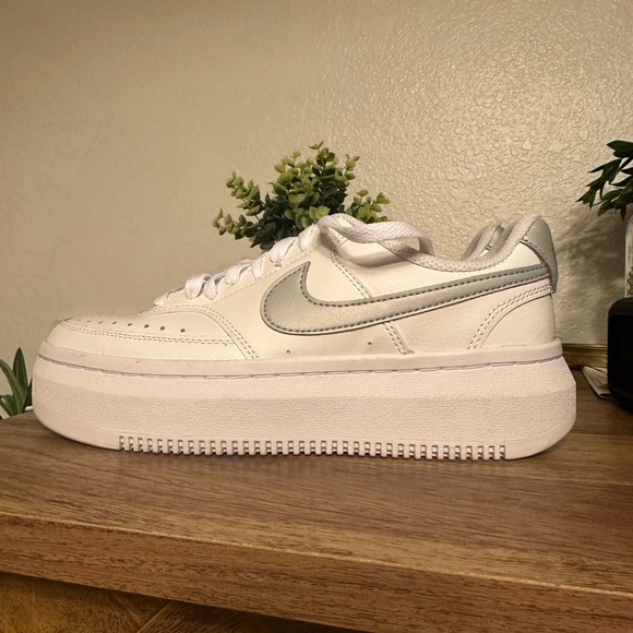 Women’s Nike Court Vision Alta 'White Metallic Platinum Size 8 - Picture 2 of 6